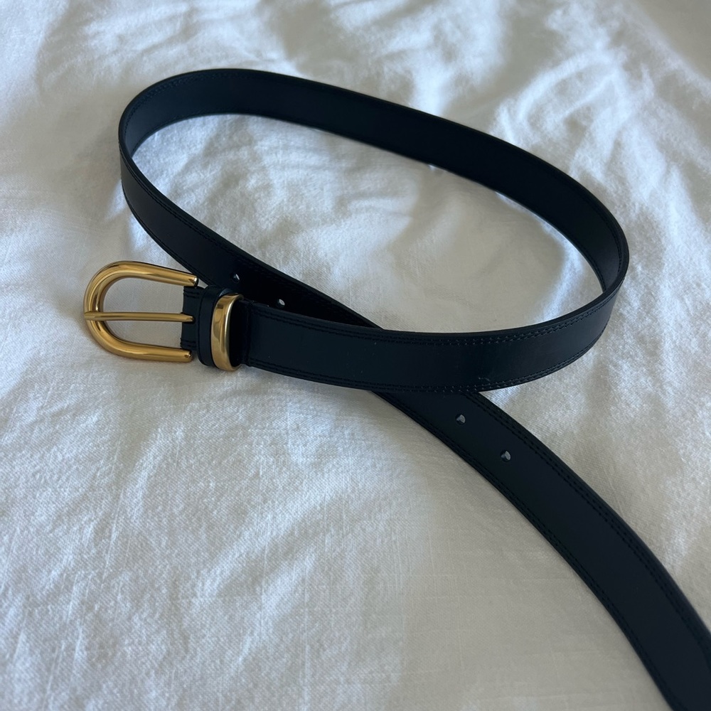 Aritzia leather belt with gold clasp size M